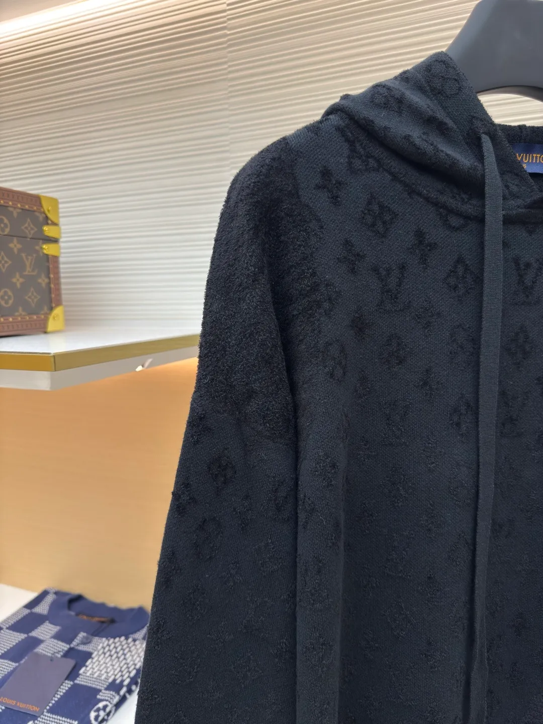 LOUIS VUITTON Jacquard hooded long-sleeved sweatshirt ●Authentic product: Purchased and developed for 14999 ●Item number: 1680357-B10 ●Material: fine cotton yarn fabric ●Technology: jacquard production ●Version: fitted version ●Weight: about 925 grams ●Size: S-M-L-XL ●Description: 40 counts of high-quality fine cotton yarn and 18 counts of rayon centipede loose yarn. Using a Japanese imported machine (Muratec) 14 knitting machine, wool jacquard. Washed wool, customized 1:1 trademark, loose fit. , the color is consistent without color difference. It can be matched with the same style to create a fashionable look, and can be used in various occasions. Customized accessories, complete with three standards, same style for men and women!